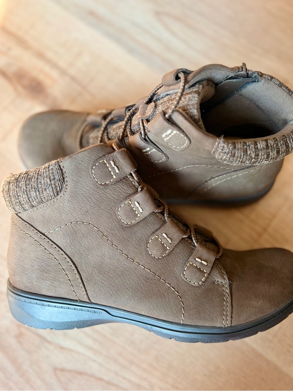 CLARKS Women’s Taupe Brown Ankle Boots - Cozy Lace-Up Comfort Size 7.5
